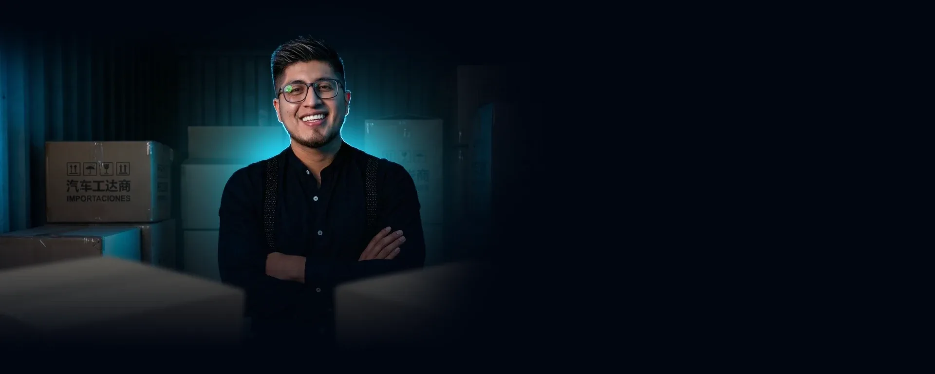 Daniel Bonilla en una bodega de importaciones